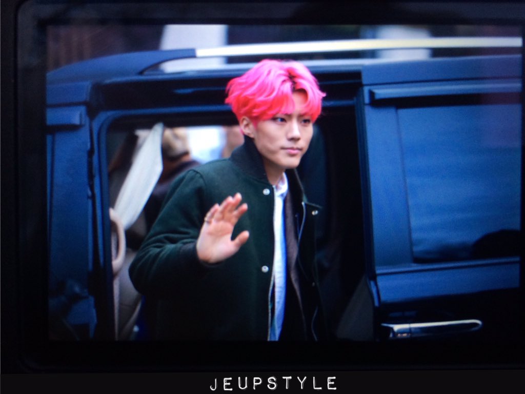 JEUPSTYLE's tweet photo. [160129 뮤뱅 출근 프리뷰]
차에서 내리자마자 손 인사해주던 오빠🖐
리허설 잘하구 이따봐❤️

#임팩트 #IMFACT #제업 #JEUP 
#제업스타일 #JEUPSTYLE 
#롤리팝 #Lollopop https://t.co/pJPRYzZsZS