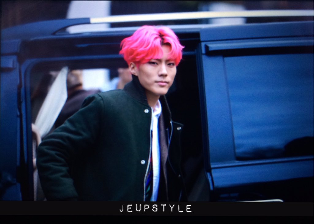 JEUPSTYLE's tweet photo. [160129 뮤뱅 출근 프리뷰]
차에서 내리자마자 손 인사해주던 오빠🖐
리허설 잘하구 이따봐❤️

#임팩트 #IMFACT #제업 #JEUP 
#제업스타일 #JEUPSTYLE 
#롤리팝 #Lollopop https://t.co/pJPRYzZsZS