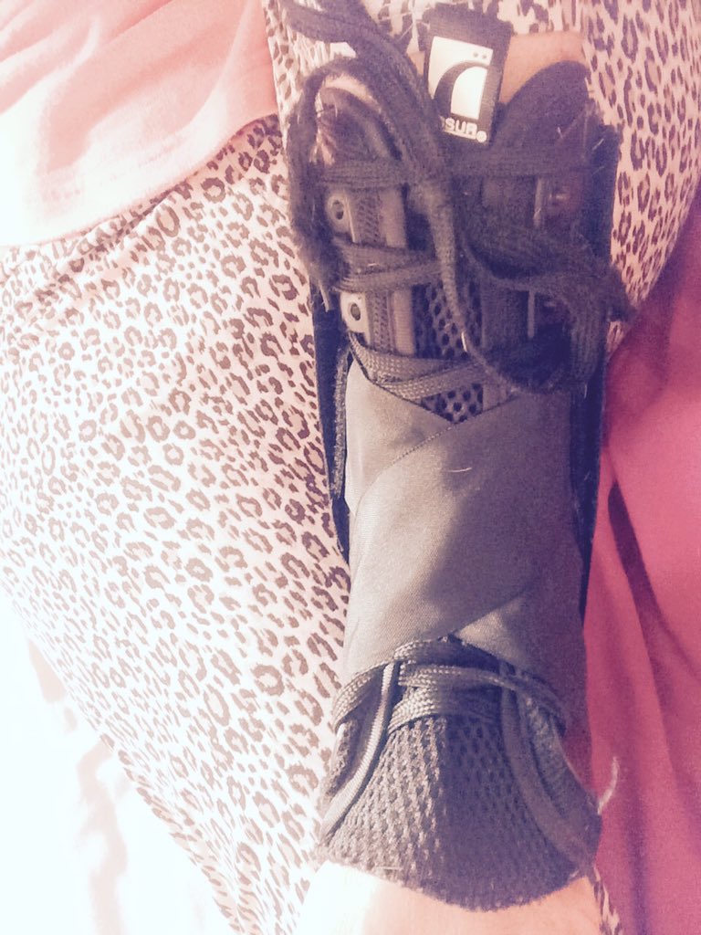 DAWNBRACCO's tweet photo. Sprained ankle 👣 https://t.co/fvWJObEGQf