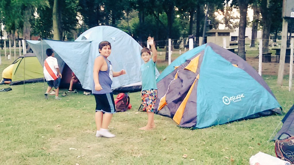 AnaPaulaMilo's tweet photo. Esta noche no duerme nadie!!!
Campamento de los más grandes y del grupo de chicos con discapacidad! ♡
#Colonia2016 https://t.co/ILxrVq2RmW