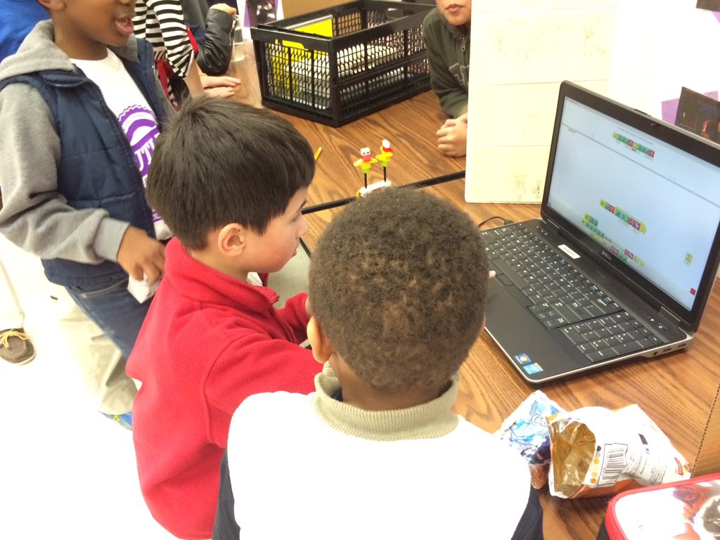 AliefScience's tweet photo. @OutleyScience has joined us @OwensInt to show parents #aliefstem in elementary #aliefsciencefair https://t.co/ihZrdRjmLd