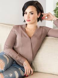 bantangspcy's tweet photo. #HappyLovaticDay Ella es mi Γdola y estoy orgullosa de eso β‘β #5YearsStayStrong β https://t.co/EptdDRoRzo