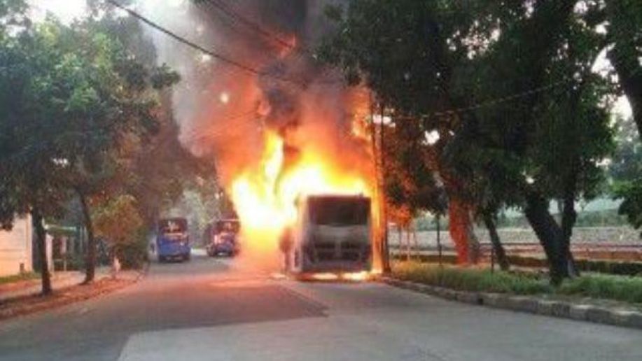 detikcom's tweet photo. Bus TransJakarta Terbakar di Latuharhary https://t.co/rztawQkbxC https://t.co/uoAsoju4Th