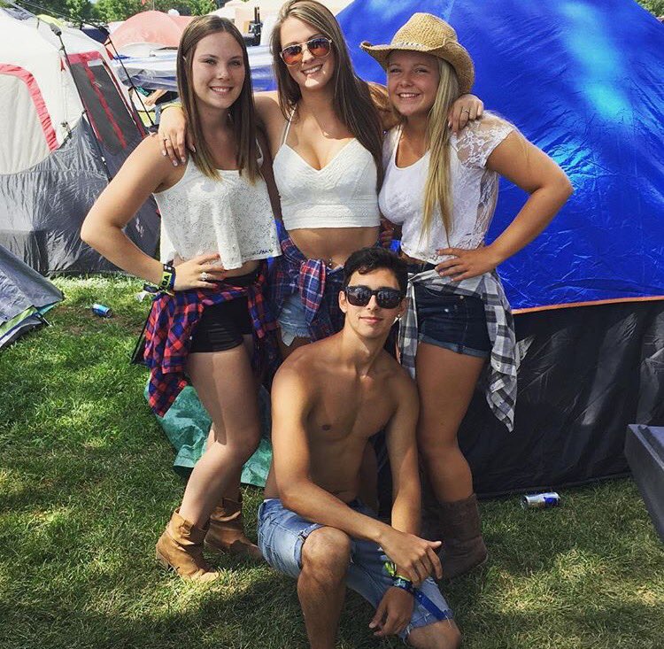 kassycormier's tweet photo. #BootsThrowback @BootsandHearts β€οΈπ’ https://t.co/j4H9RjTbFt