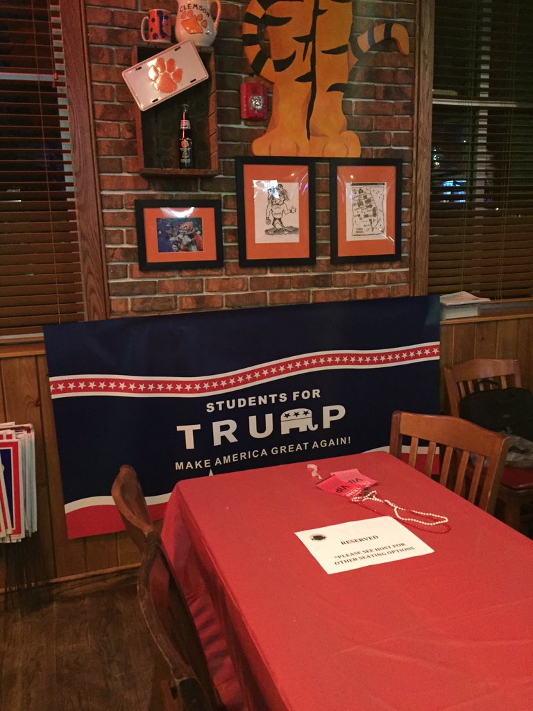 TrumpStudents's tweet photo. Ready for our event! #students4trump https://t.co/OX4YX6qUeK