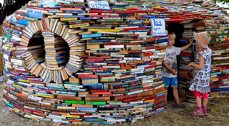 TikBooks's tweet photo. Con los libros que has leído, hasta te puedes hacer una casa... https://t.co/dCJ4iPUwiT