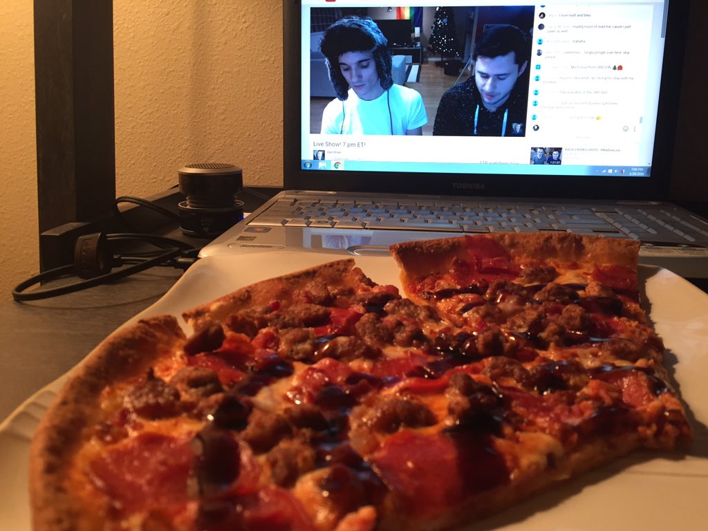 MarcJScarpa's tweet photo. @Lafond66 @mallow610 Mira la pizza! #MallowLive https://t.co/oqnpKu2hFd