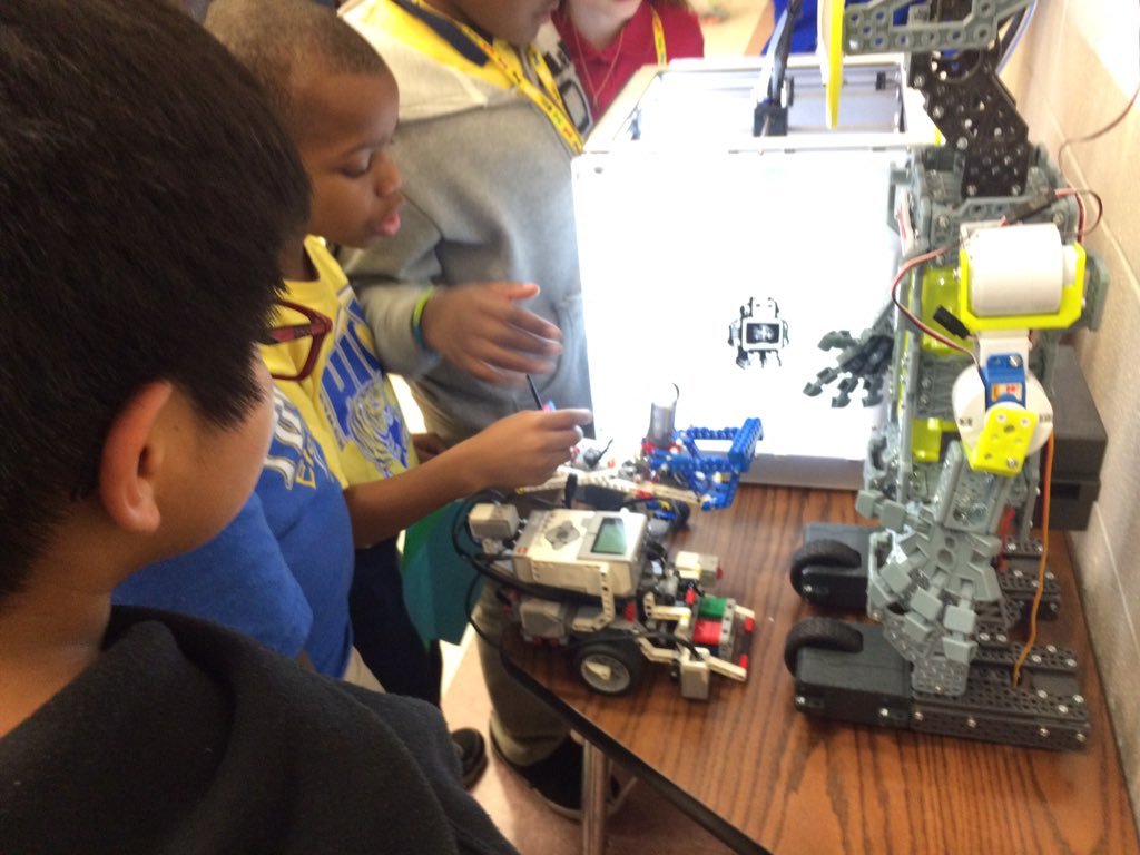 AliefScience's tweet photo. Students explore the #robotics from @HMQScience @OwensInt #aliefsciencefair https://t.co/tpnnJrsUoD