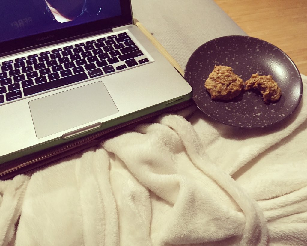 labels_lacquer's tweet photo. Healthy desserts &amp; Netflix. #healthydesserts #thursday #lifestylebloggers  #fblogger #almostfriday #labelsandlacquer https://t.co/ew6jE3ReBQ