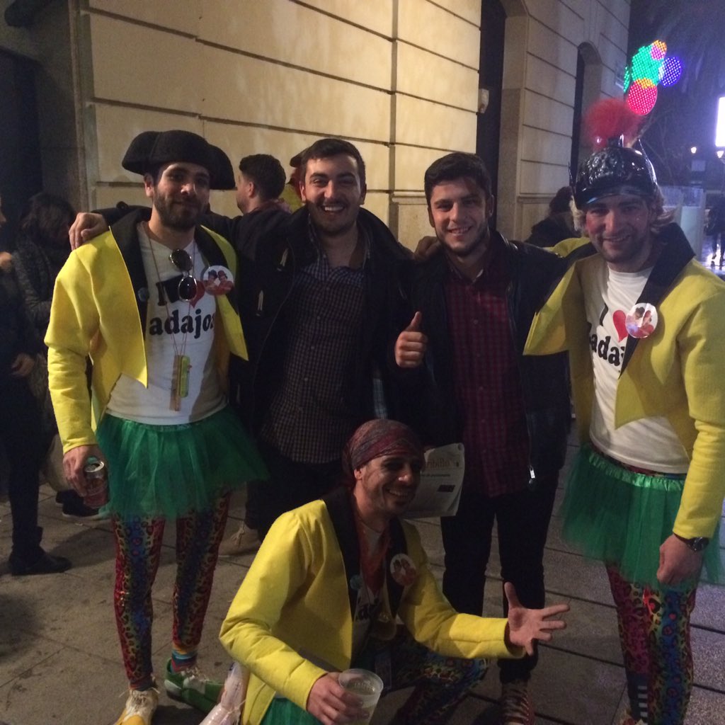 CarlosDelaware's tweet photo. salir del teatro con sonrisa de oreja a oreja en gran parte provocada por estos mamarrachos @YoNoSalgo #COMBA2016P4 https://t.co/bSdCY28Ixt