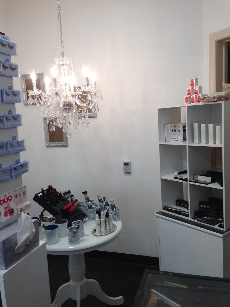 tonemaxi's tweet photo. @effeiydee My makeup store !! The best in the west !! @AngelTilaLove @CMilianFans @ChristinaMilian @leasalonga https://t.co/DgezqyGuz2