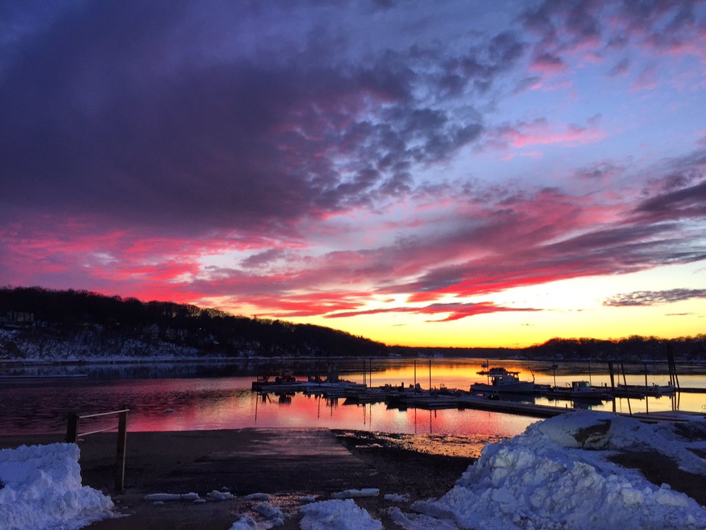 Precnfew's tweet photo. Gorgeous sunset from the other night.  #photography #preciousandfew #landscape https://t.co/nWjCz9ogQf