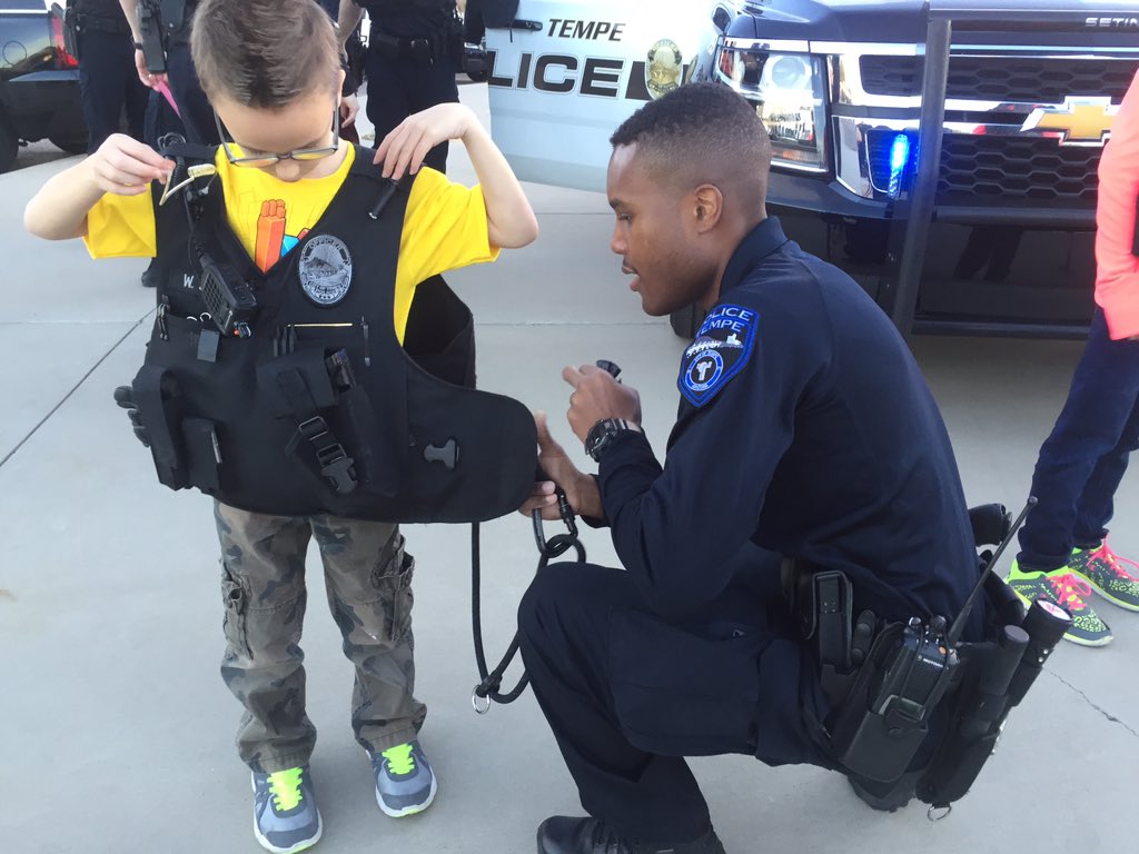TempePolice's tweet photo. Taylor &amp; Caleb thanking our officers. Great to have them here! https://t.co/fJ9c5D8z56