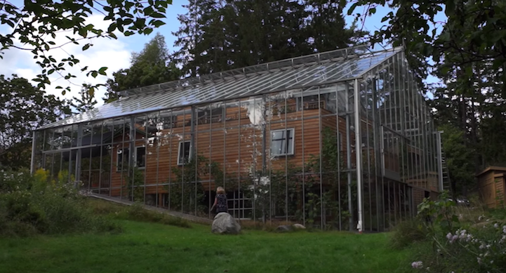 itspulptastic's tweet photo. Swedish Couple Encase Their Home In A Giant Greenhouse To Keep Warm https://t.co/2PwKQCMcwu https://t.co/sOj40w8ojv