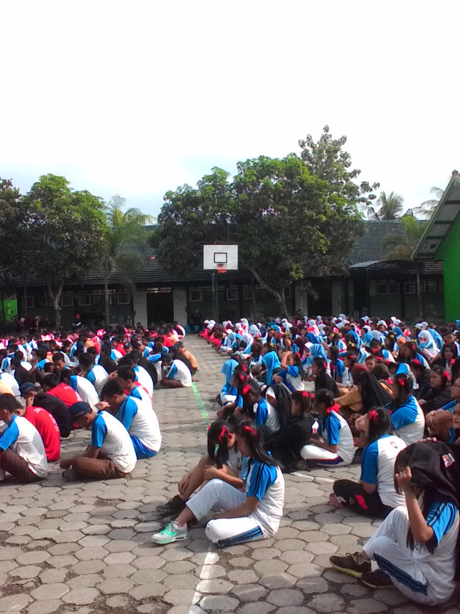 smpndubang's tweet photo. Jum'at Cerdas# Penyuluhan Narkoba# Kapolsek &amp; Puskesmas. https://t.co/UfyrrpTQ9H