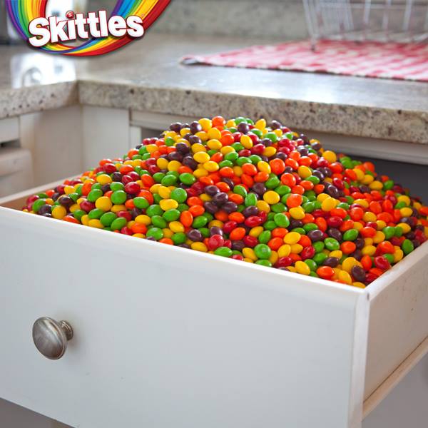BoxedWholesale's tweet photo. #ReasonsToShopBoxed: Save 41% off retail on bite-sized @skittles https://t.co/8ZujtwWnZn #TasteTheRainbow https://t.co/VRpHUaI7J2