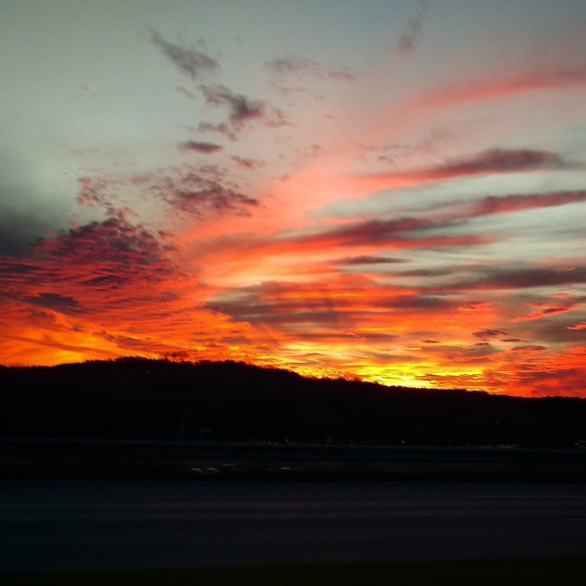 overdoseghost's tweet photo. Westbound on Cesar Chavez and there's an epic sunset radiating the skies above #Austin #FromWhereILyft https://t.co/gph87OtmFF