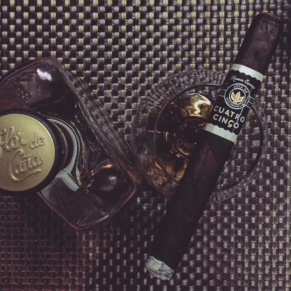 zuns's tweet photo. @joyacigars' #CuatroCinco + #FlordeCaña's #slowaged #Centenario18 @ron_flordecana. The premium flavors of #Nicaragu… https://t.co/dOWcpq1XXm