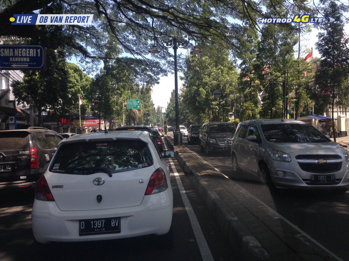 #lalinBDG 10.59 : dago arah atas terpantau padat. arah sebaliknya relatif lancar