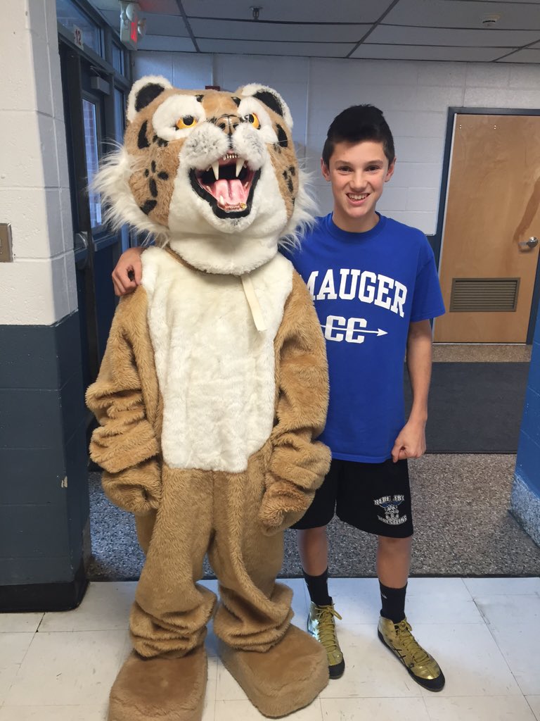 VEM_StudCo's tweet photo. Remember your Blue and White tomorrow for the Pep Rally! #spiritweek2016 https://t.co/T7VYMnA0ZP