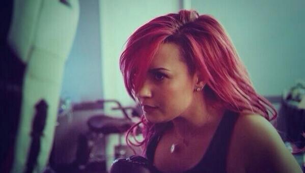 esperanza12456's tweet photo. #5YearsStayStrong Soy https://t.co/4Qa2oT0DH1 Luchadora. Asi que no me subestimen.Lo recuerdan? #HappyLovaticDay βΊβ₯ https://t.co/s9sjVx6U78