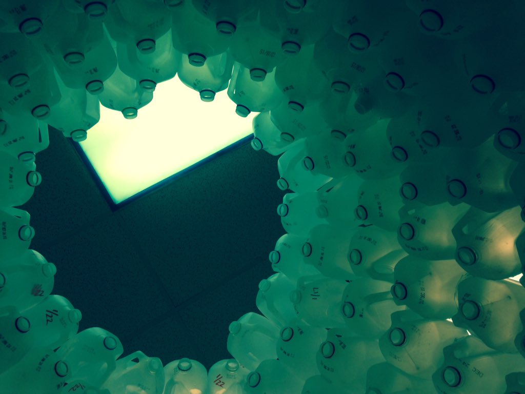 MsJuliePK's tweet photo. Getting closer to completion! 340 milk jugs and counting! (Pretty neat inside!) #projectigloo #SCoveEl #ssdedu https://t.co/H8TIyOb5wh