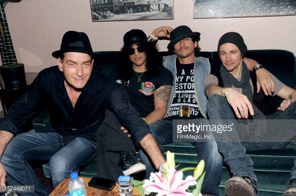 FansDeSlashOnly's tweet photo. #TBT 
Charlie Sheen, Slash, Clifton Collins and Myles en el backstage del concierto en The Wiltern, L.A el 2/12/2012 https://t.co/yCgmIaTS3u