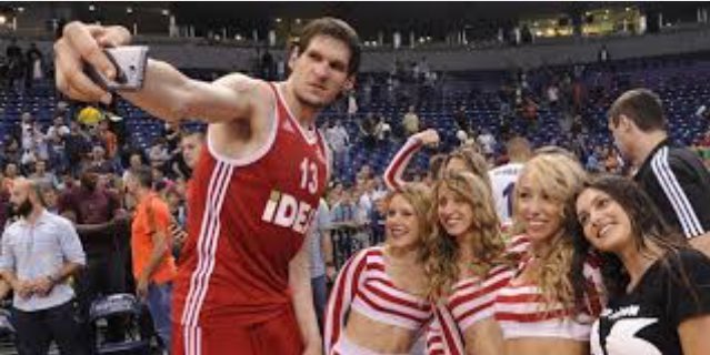 Boban holding his wife : r/bobanholdingthings