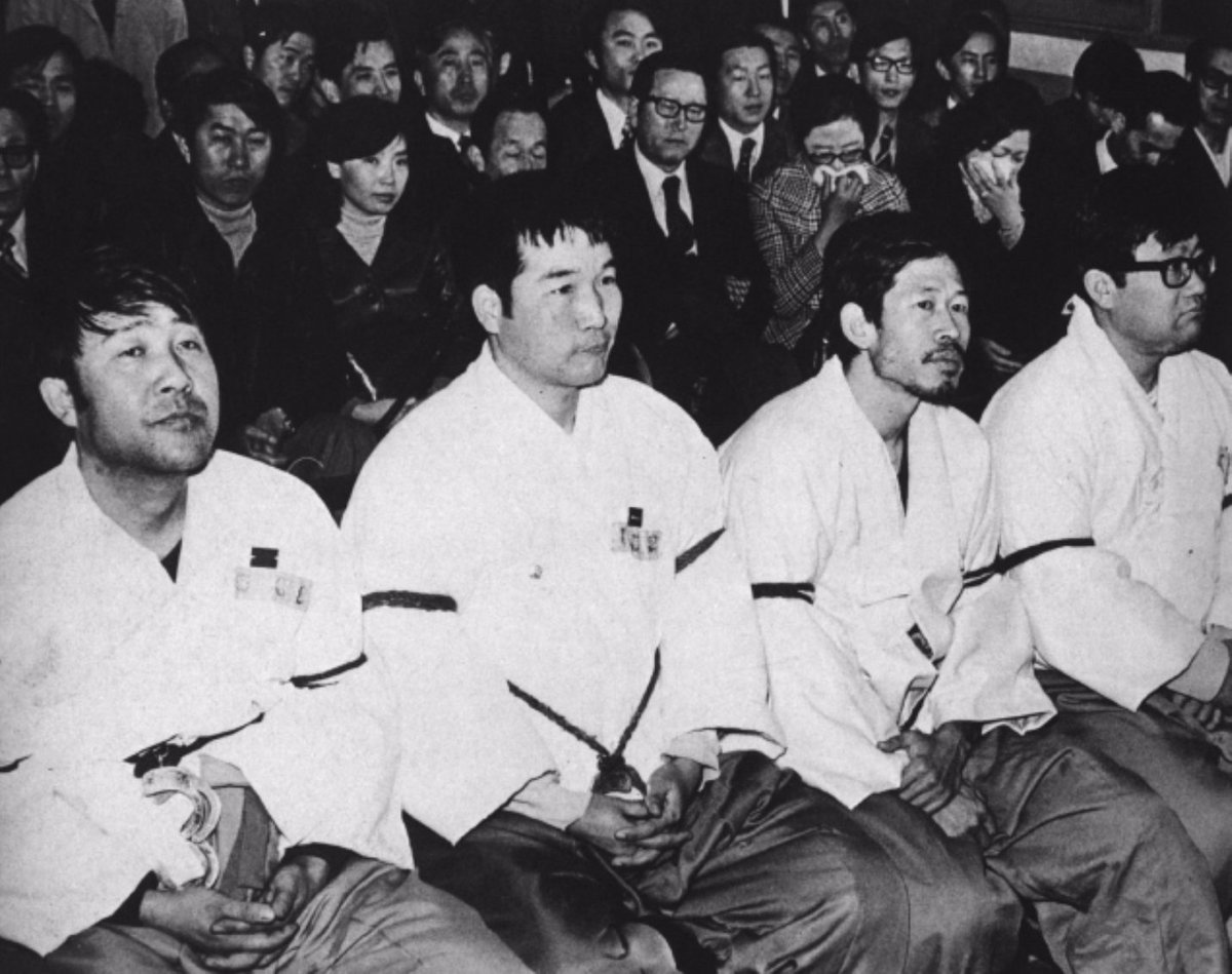 gochoozan's tweet image. 70 ~ 80년대 ‘간첩조작’ 수사관 14명
 “국가안보 기여” 훈포장 받아... 
goo.gl/0xakeR 
이건 나라도 아닌것 같다