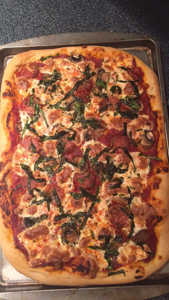 vicky_duval95's tweet photo. I must say.. today's cooking adventure was a success! 🙊🍕 #ChefVicky https://t.co/bZL0774UHU