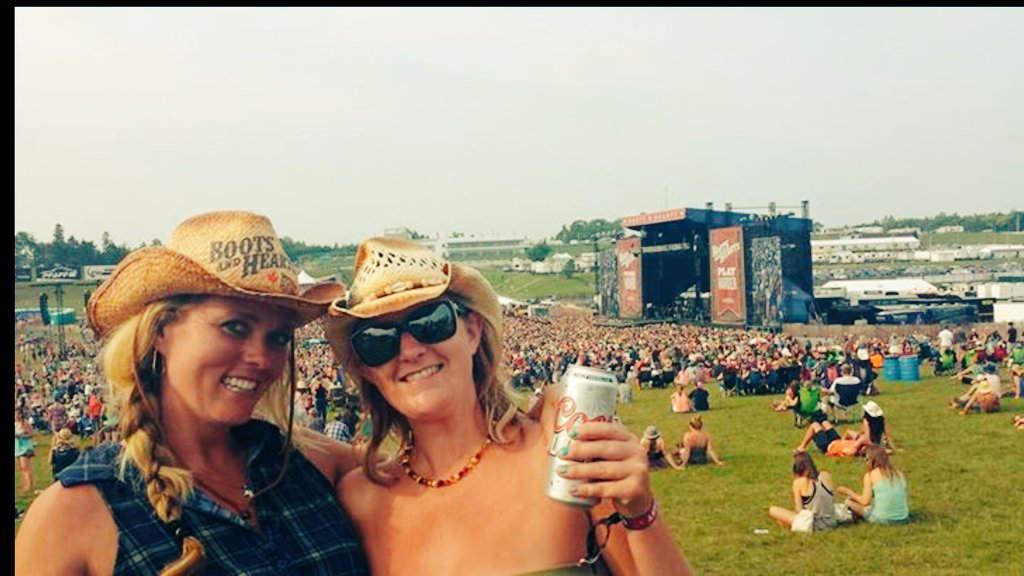 LissNKOTB's tweet photo. #BootsThrowback @paigegraham68 #Boots&Hearts2014 #B&H2014 https://t.co/tU1hcbeoR2
