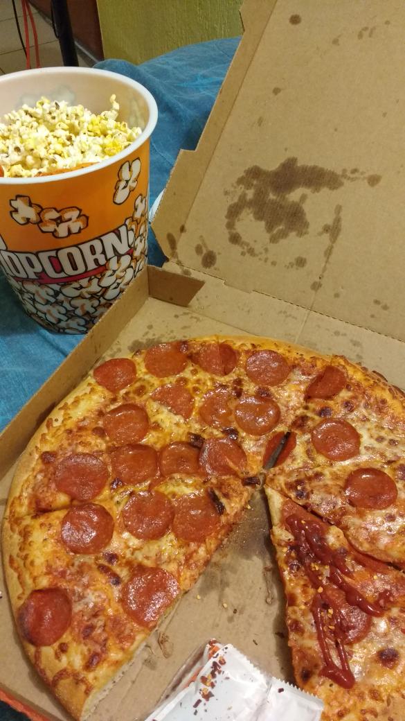 heatsk8's tweet photo. Otra noche de netflix y chucherias con mi amadaππππ½ @cariitopower #stoygoldo #cerdotime https://t.co/p4T1WaTDhH