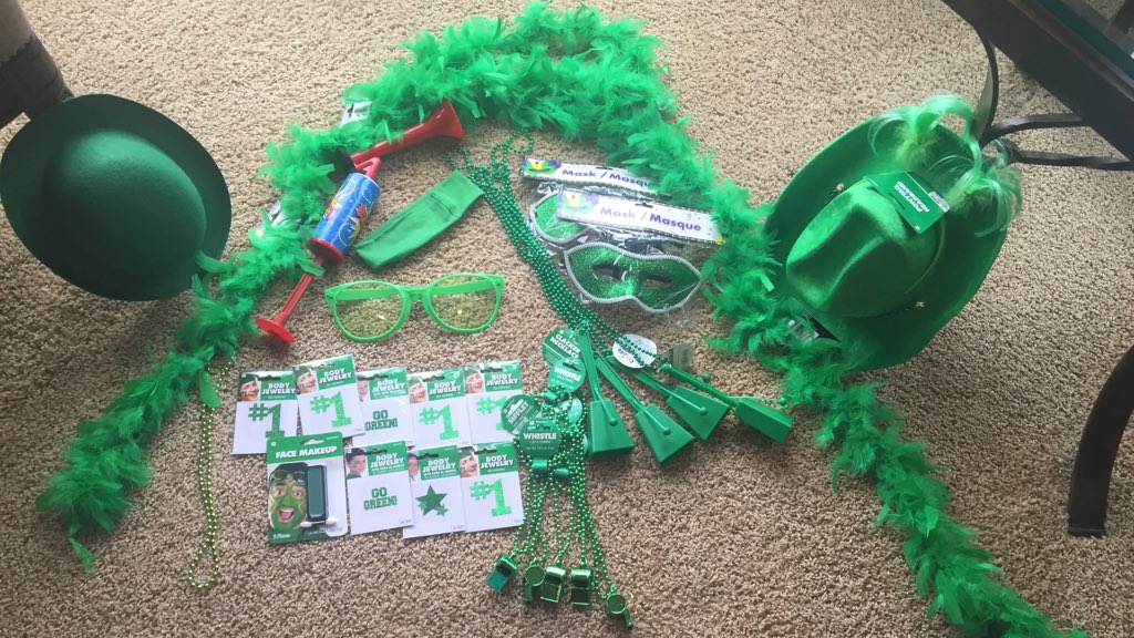 VCsophomore2018's tweet photo. If you guys are running out of green and need more...find Cale in the morning! #vcclassof2018 🐸🐸🐸 https://t.co/SbFrlH1VL4