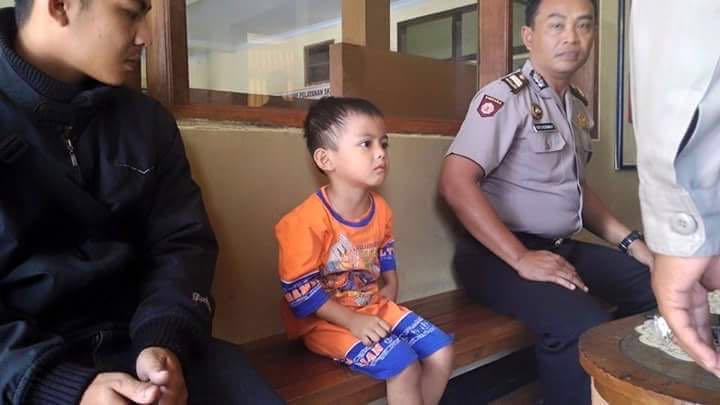 TMCPoldaMetro's tweet photo. 09:25 Telah ditemukan anak Laki2 umur 4 th saat ini di Polres Purwakarta dr ket anak tsb mengaku dari Jakarta. https://t.co/dtT7ZcAxGZ
