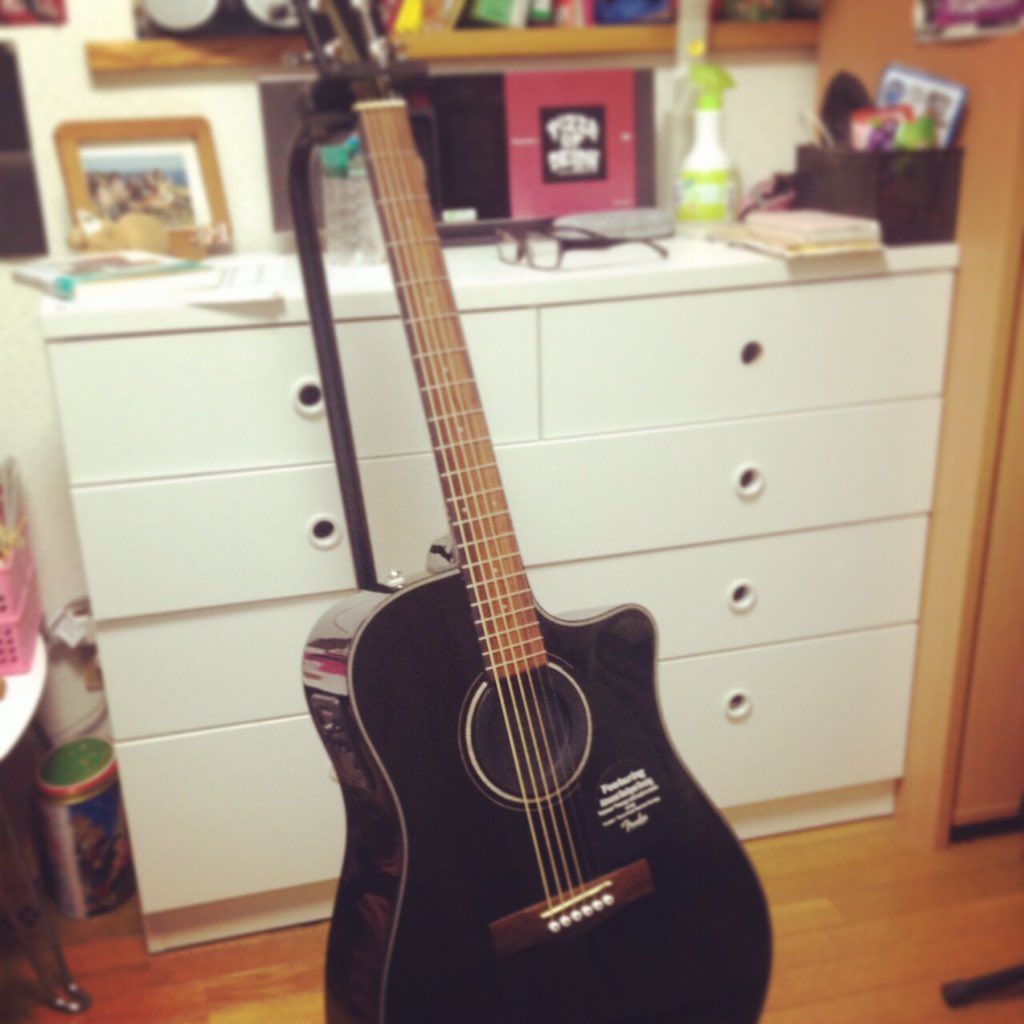 GENIMURA's tweet photo. 【拡散希望】
友人に貸していたFenderのアコギが誰かに盗まれました。
黒いボディの側面には、アパレルブランドのステッカーが貼ってあり、裏にはバンドのステッカーが貼ってあります。
何か知っている方がいれば連絡お願い致します。 https://t.co/hXH1QO7LJk