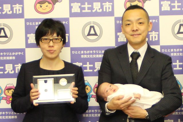 Fujimi_City's tweet photo. 富士見市の人口が平成27年12月21日に11万人を突破しました。11万人目の市民となったのは、先日生ま���た仁井田望実さんです。市長から記念証と記念品が贈られました。 https://t.co/GbU1zgp5Gm