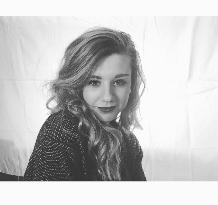 baileigh_____'s tweet photo. contemplating on which one i like better so why not both 🌚 #artphoto #thxdrew #b&w https://t.co/X8C0ZZJQcL