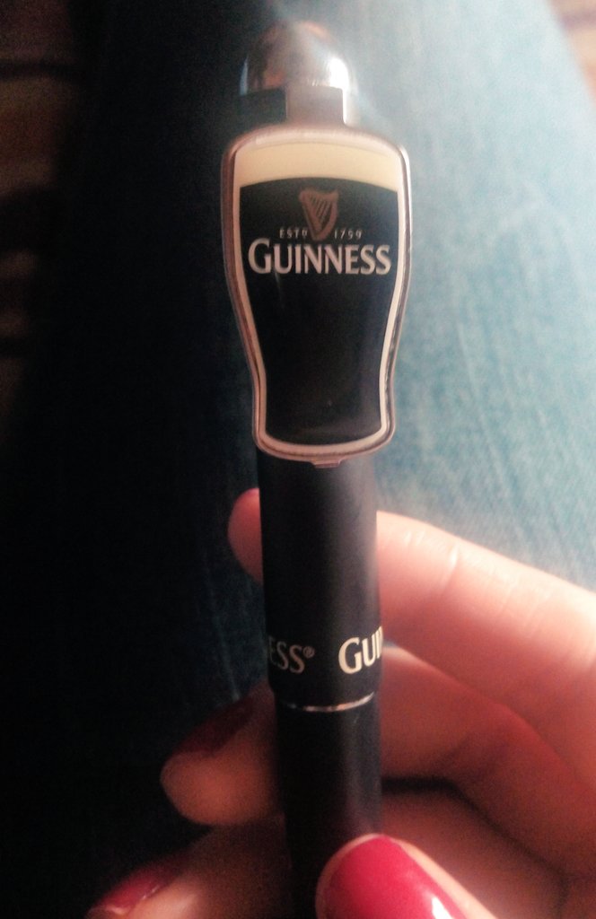 TaniaF1903's tweet photo. Nervios y ganas... Pero con mi boli de la suerte podré hacerlo! @RbMerino #guinnesstore https://t.co/xxYVjWmnZH