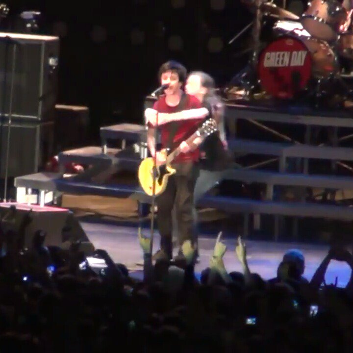 rite462's tweet photo. It's so cute💕💖
#GreenDay2016 #Грины https://t.co/yZsBPHOIzH