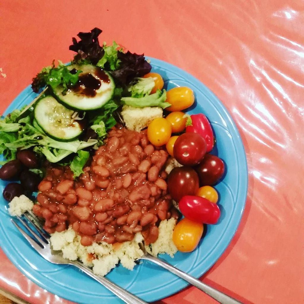 RisingVegan's tweet photo. Hella pinto beans on top of cornbread w/ salad &amp; tomatoes on the side. #vegan #blackvegan #whatveganseat #health #v… https://t.co/vxhgwkFgrA