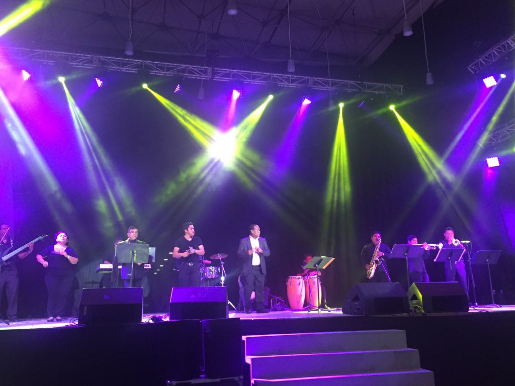 carnavalcampe's tweet photo. Grupo musical Son del Mar y el comediante Edson Zúñiga "El Norteño" poniendo ambiente en el #CarnavalCampeche2016 https://t.co/kNYkx3o6X0