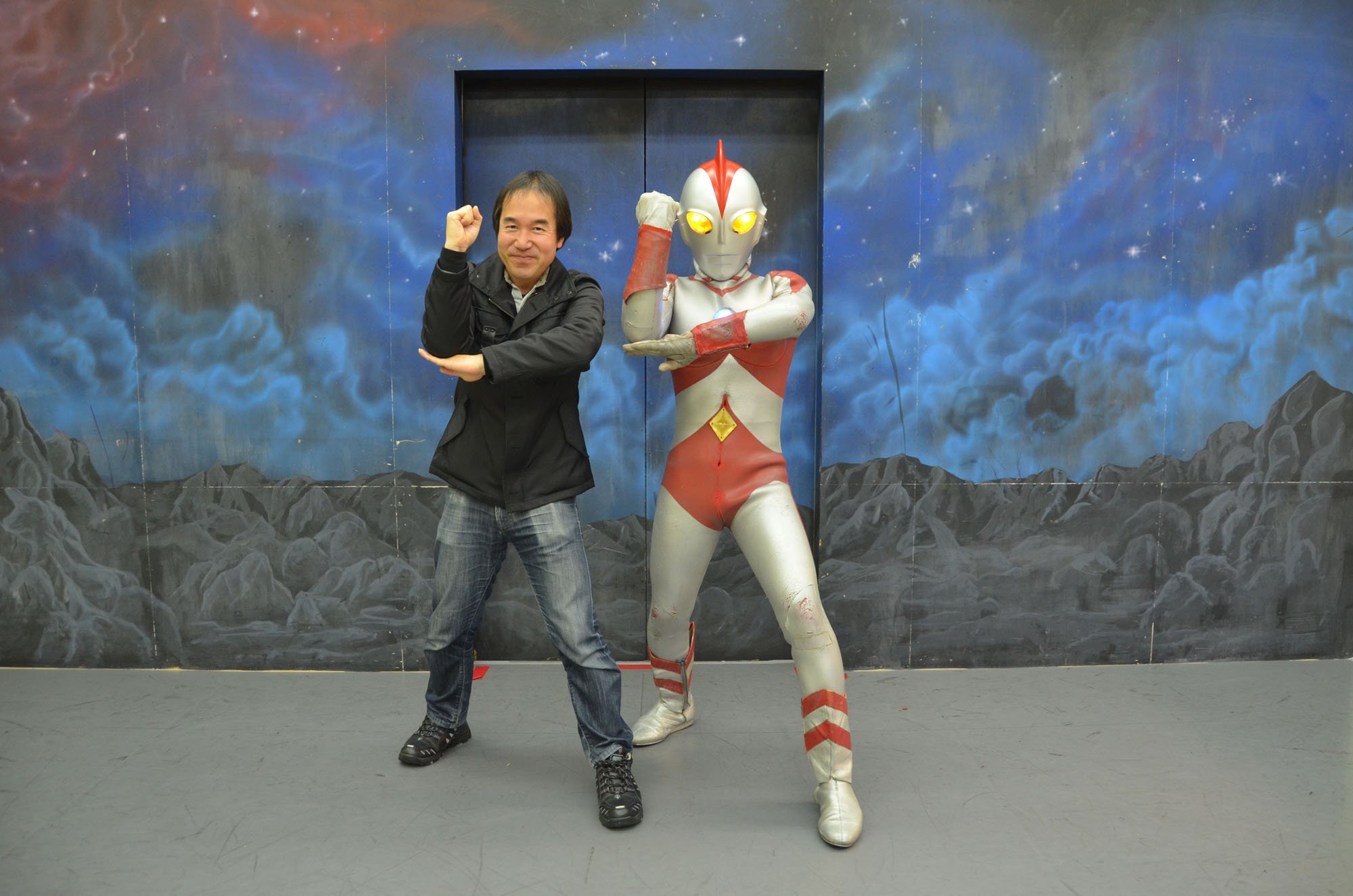 Twitter 上的 Maxxam ウルトラマンスタジアム 1月24日 握手撮影会ウルトラマン８０ もう1回並べられたので今度は珍しく自ら進んで撮ってもらいました 笑 僕がサクシウム光線のポーズをとろうとしたらエイティからガッツパワー光線に変えられました