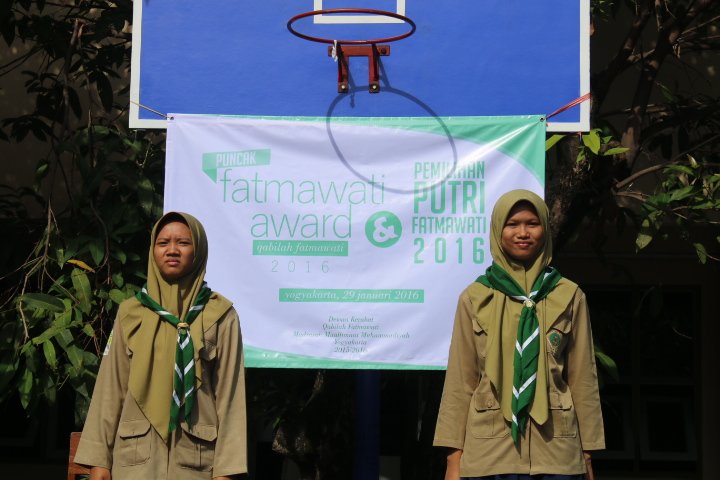 DKMuat's tweet photo. Ini dia calon Putri Fatmawati 2016 (kiri) Adelia Riana kelas XI E dan (kanan) Annisa Akmalia kelas X B. https://t.co/uJDz6mXQNs