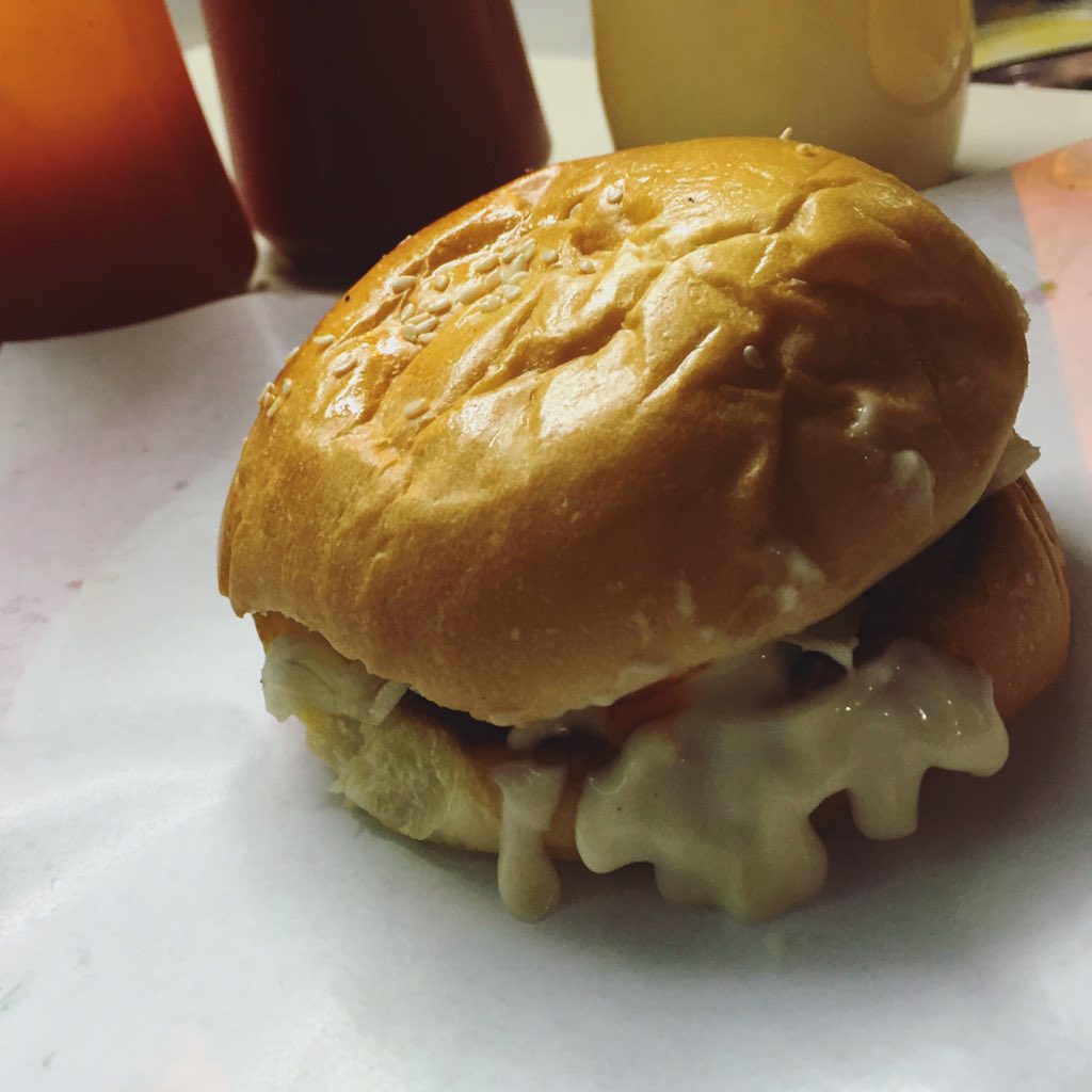 kebabalibaba_'s tweet photo. Who doesn't love burger??? Ini salah satu menu kita lohh, jgn sampe kehabisan 😱😀😊 #gorontalo https://t.co/LiHXHJ8GEw
