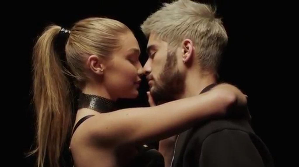 wolfgawng's tweet photo. PELO AMOR DE DEUS, VAMO SE ASSUMI LOGO EU IMPLORO #PillowTalk https://t.co/Pc6GF1h2cy
