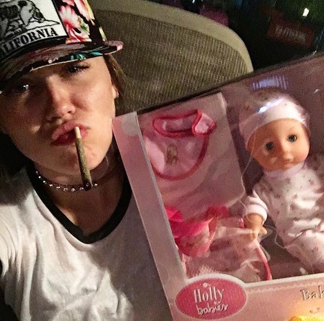 mileysrum's tweet photo. -NEW SELFIE- https://t.co/s77W1KMYdr