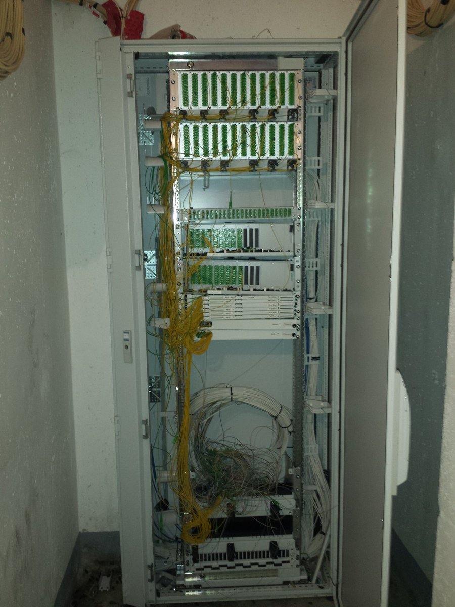 acontios_net's tweet photo. L'intérieur de l'armoire ne fait pas rêver en revanche ! #CablingNightmare #FTTH #SFR https://t.co/pDBSogVcCy