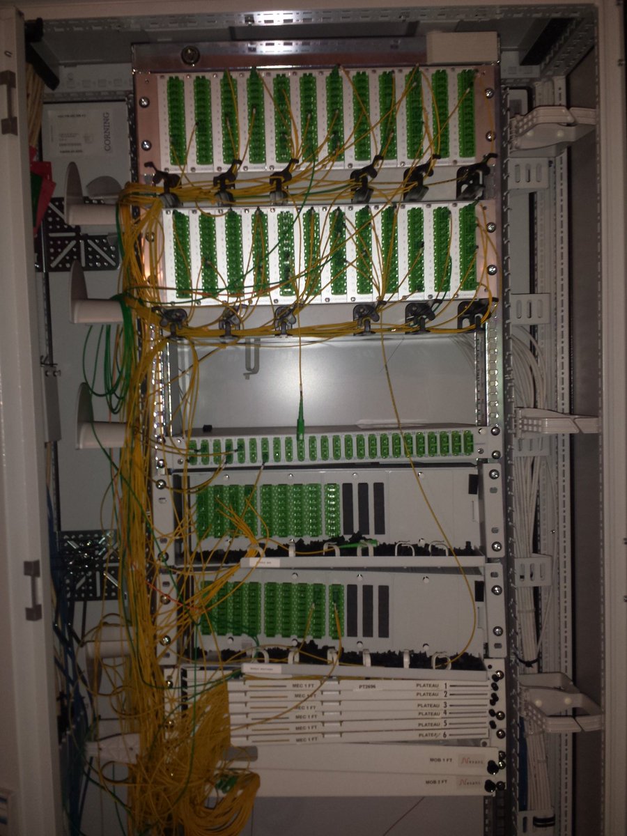 acontios_net's tweet photo. L'intérieur de l'armoire ne fait pas rêver en revanche ! #CablingNightmare #FTTH #SFR https://t.co/pDBSogVcCy