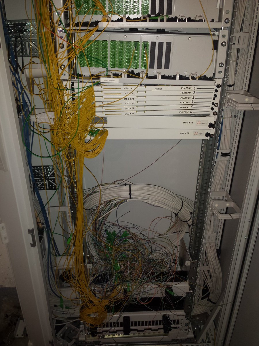 acontios_net's tweet photo. L'intérieur de l'armoire ne fait pas rêver en revanche ! #CablingNightmare #FTTH #SFR https://t.co/pDBSogVcCy
