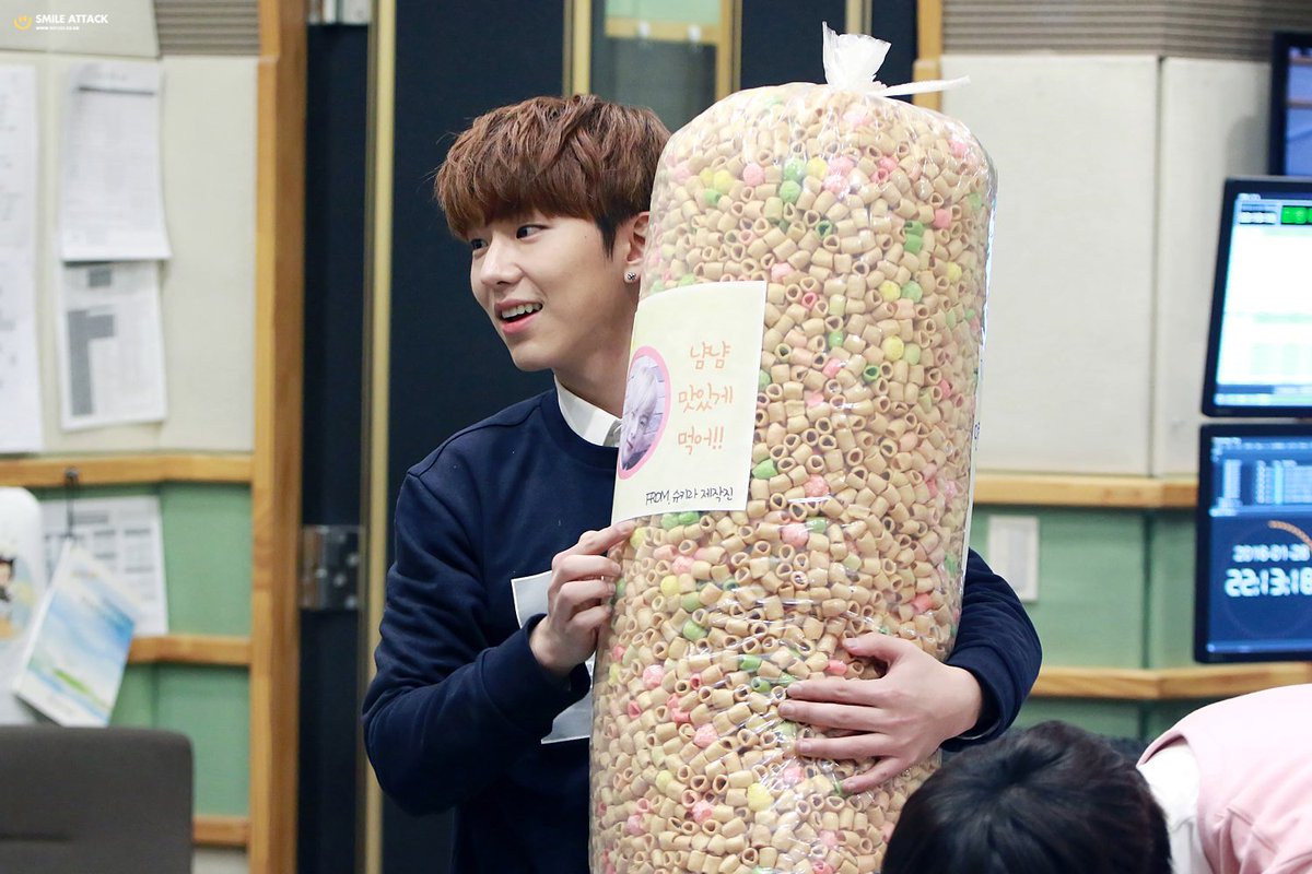 멤버에게 뻥튀기 배달하는 몬스타엑스(feat.극세사다리) | 인스티즈